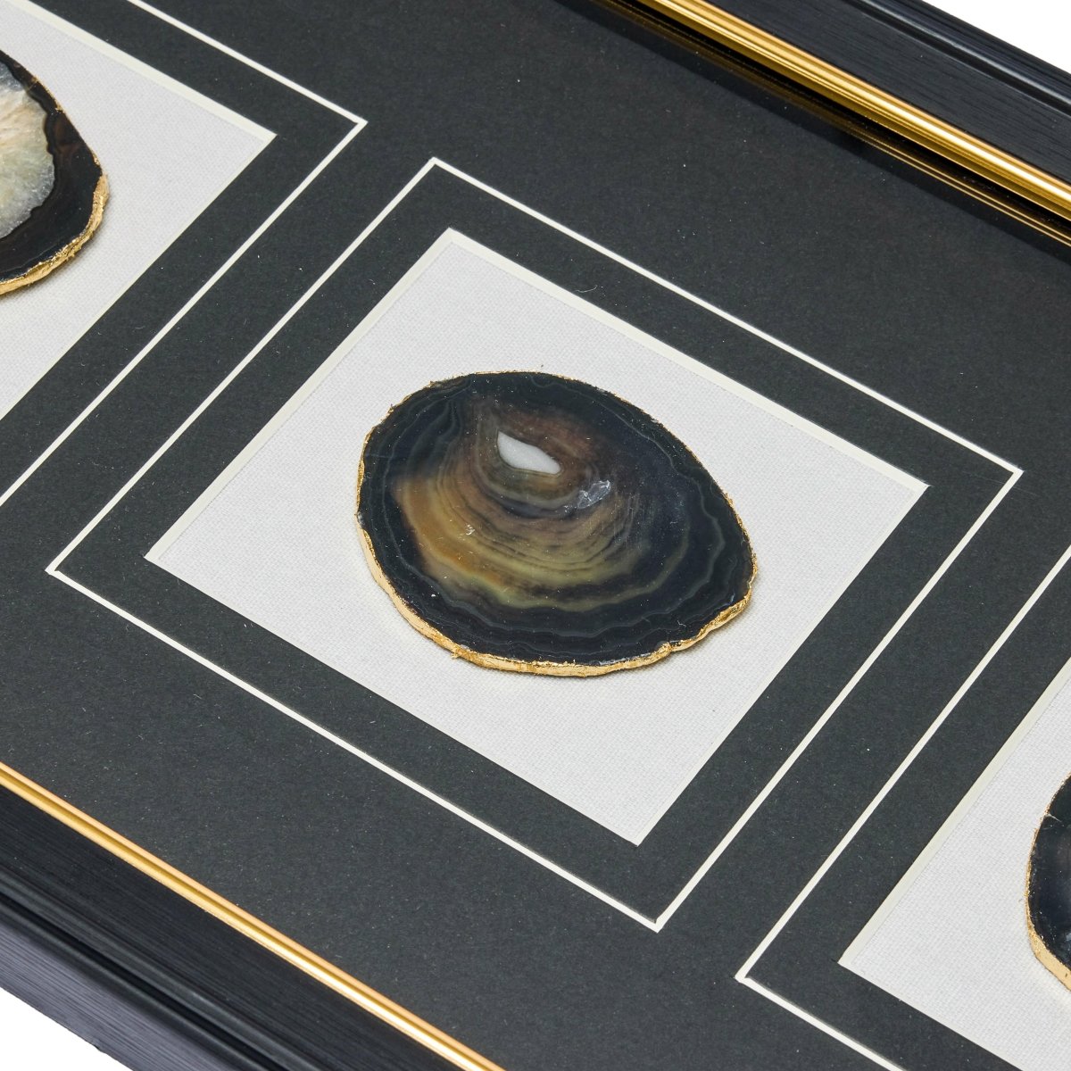 Dreiteiliger schwarzer Achat-Wanddeko mit schwarz-goldenem Rahmen