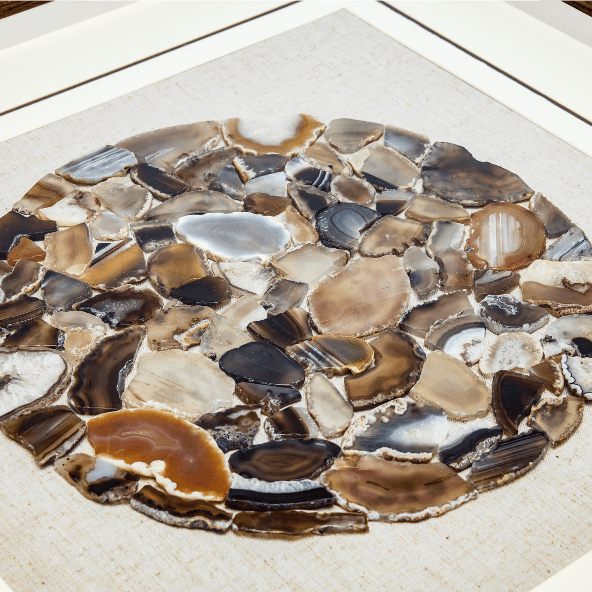 Natürliche Achatstücke-Wanddeko mit dunkelbraunem Holzrahmen