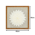 Handgefertigte Kreppblume-Wanddeko mit braunem Holzrahmen