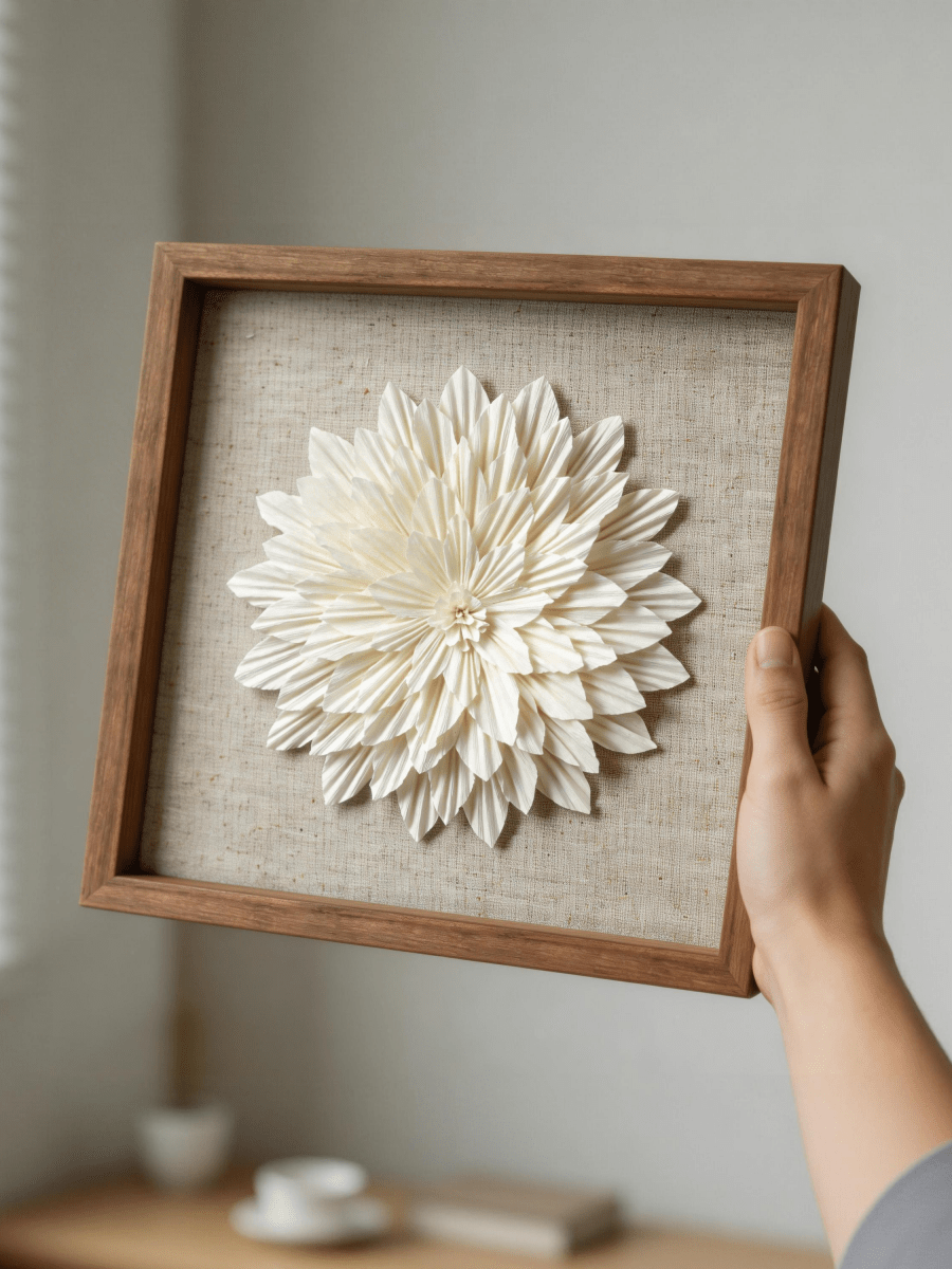 Handgefertigte Kreppblume-Wanddeko mit braunem Holzrahmen