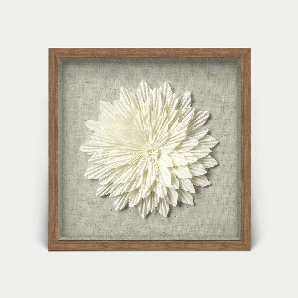 Handgefertigte Kreppblume-Wanddeko mit braunem Holzrahmen