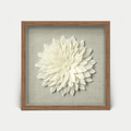 Handgefertigte Kreppblume-Wanddeko mit braunem Holzrahmen