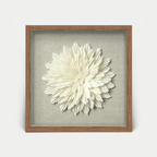 Handgefertigte Kreppblume-Wanddeko mit braunem Holzrahmen