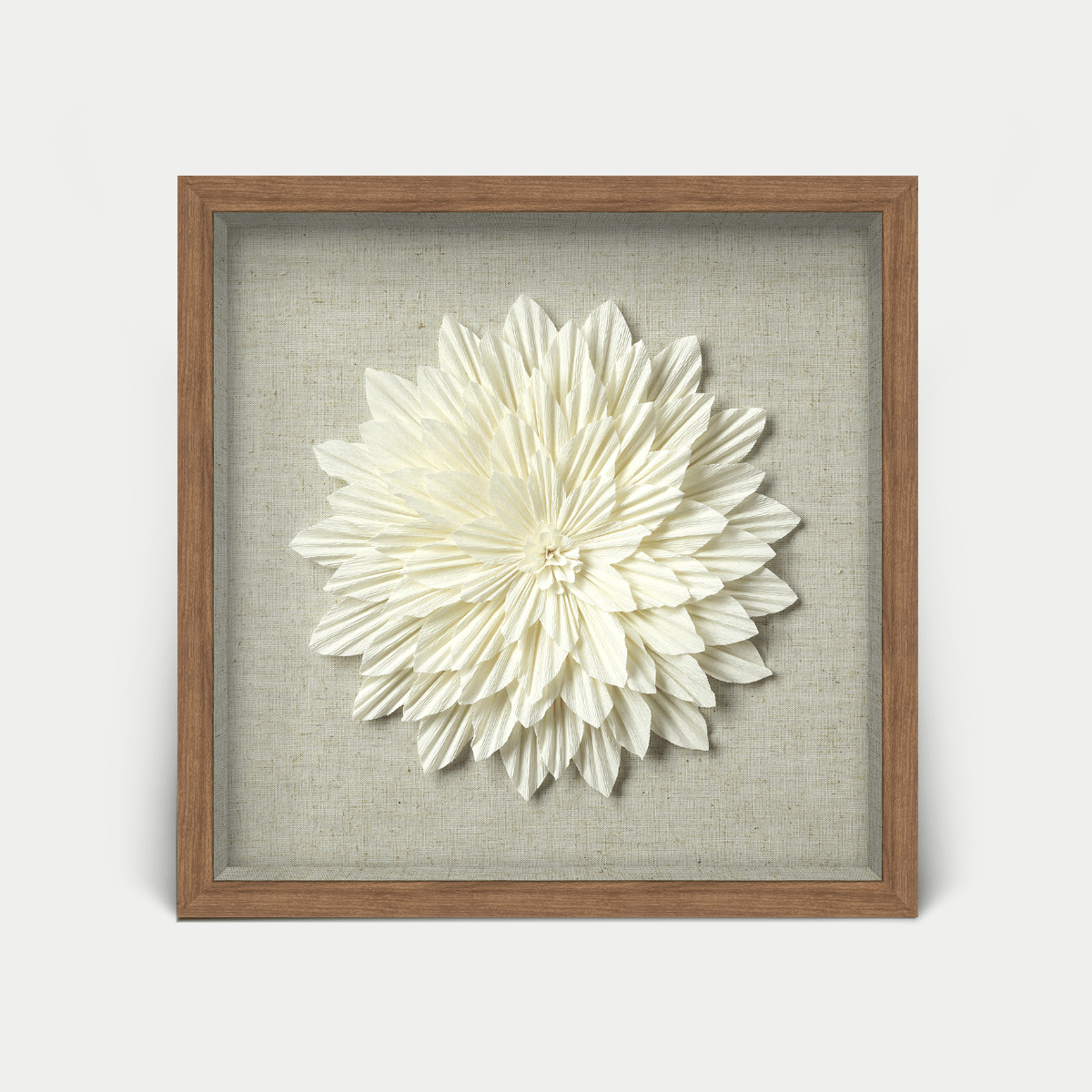 Handgefertigte Kreppblume-Wanddeko mit braunem Holzrahmen