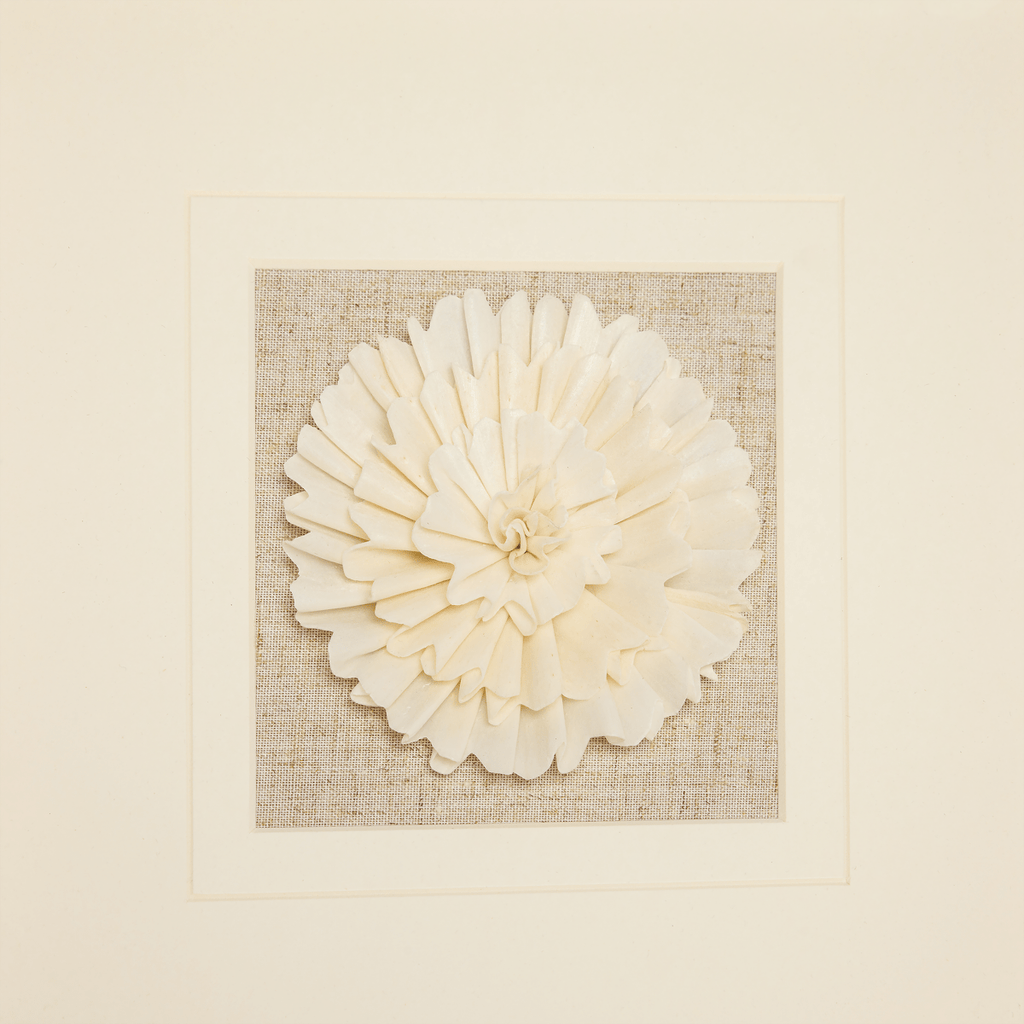 Sola-Blume-Wanddeko mit weiß-goldenem Rahmen