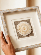 Sola-Blume-Wanddeko mit weiß-goldenem Rahmen