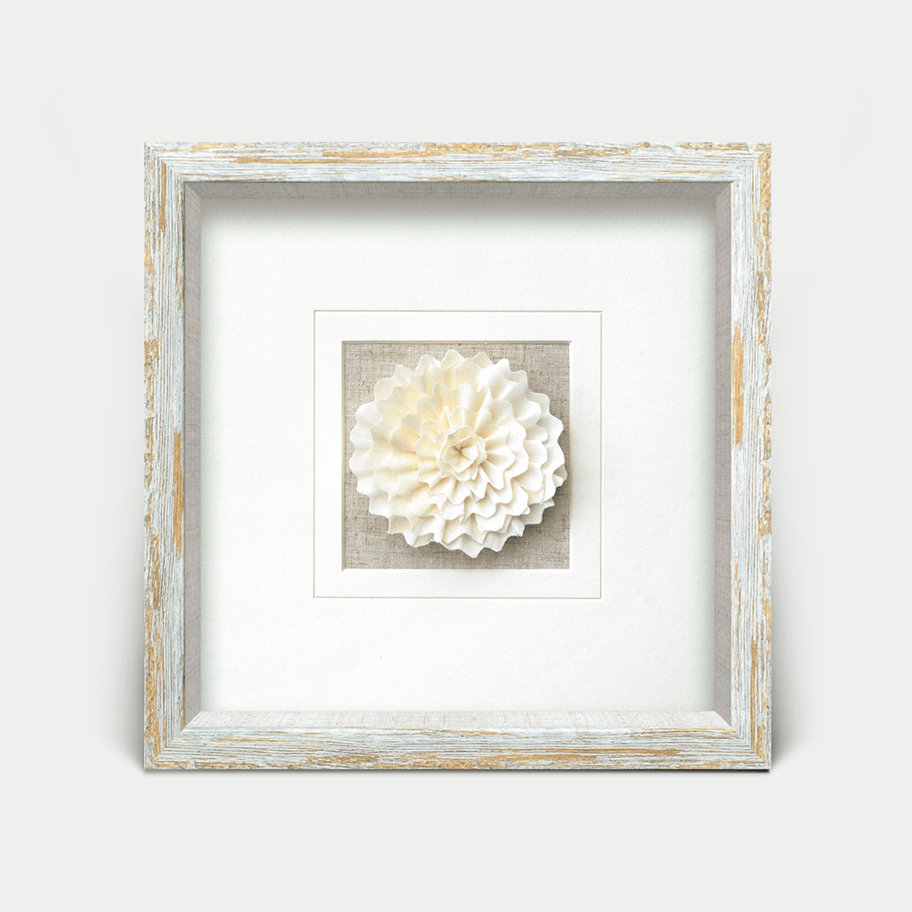 Sola-Blume-Wanddeko mit weiß-goldenem Rahmen