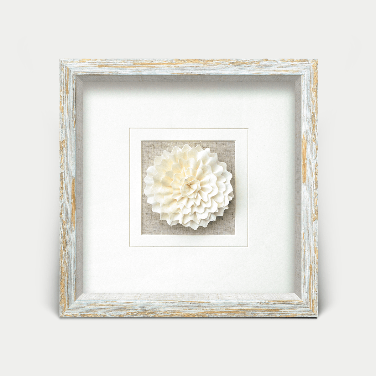 Sola-Blume-Wanddeko mit weiß-goldenem Rahmen